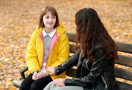 两个女孩在秋城公园。他们说