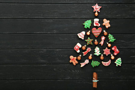 木桌上的圣诞树形状的姜饼饼干