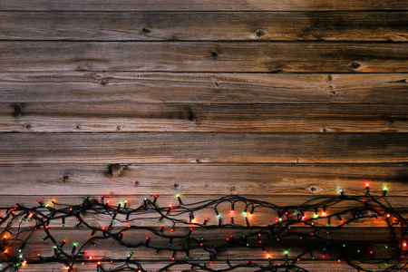 棕色木桌上的圣诞花环灯