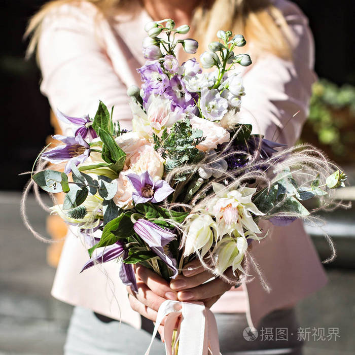 美丽的花束与精致的花朵 粉红白色紫色花束 女性手中的新娘花束照片 正版商用图片0tfitt 摄图新视界