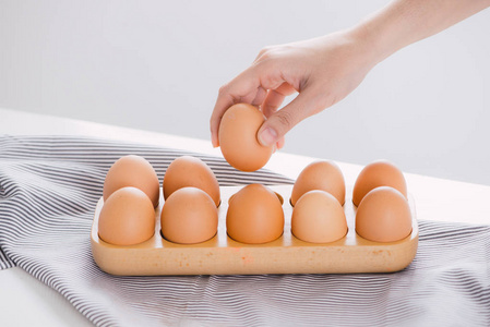 从蛋盘中手工采摘鸡蛋