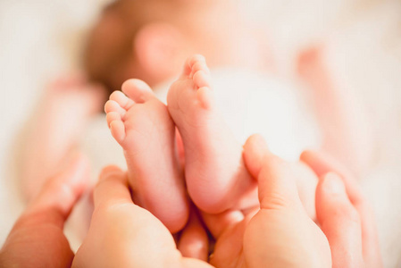 婴儿在妈妈手中的小脚丫图片