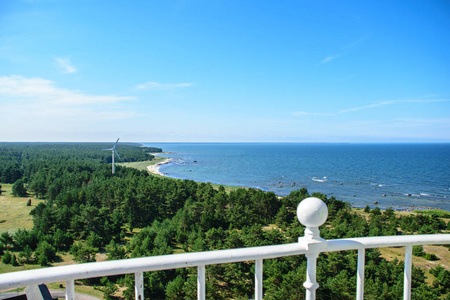 在晴朗的白天, 从灯塔与白色铁轨在爱沙尼亚萨列马岛岛的鱼眼镜头视图