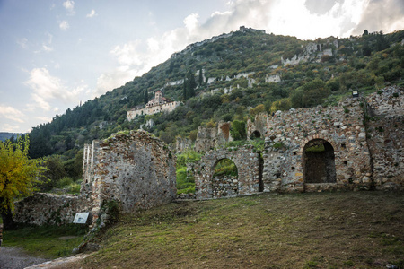 拜占庭帝国城堡 Mystras 镇的废墟