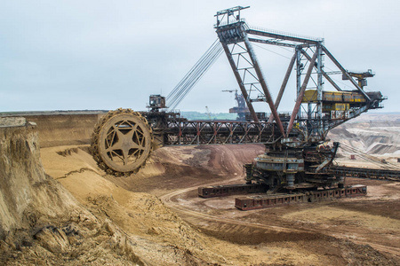 在世界工作，乞丐 228 乌克兰最大的挖掘机。大矿山 开发矿产资源，挖掘机挖掘，在乌克兰冶金
