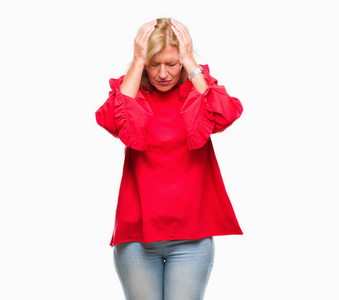 中年金发女人在孤立的背景下患有头痛绝望和压力, 因为疼痛和偏头痛。手在头上