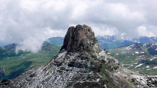 深秋山风景在瑞士与高峰覆盖在第一雪