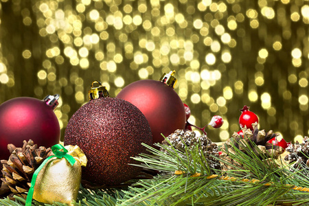 快乐圣诞贺卡与冬季季节和雪树与金色的抽象背景