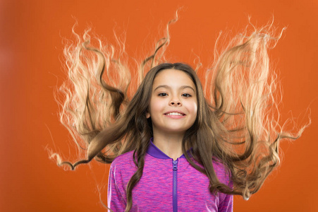 小女孩长长头发。教导儿童健康的护发习惯。强壮的头发概念。孩子女孩长健康闪亮的头发。最主要的是保持它的清洁。使用温和的洗发水和温水