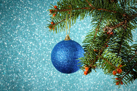 新的一年。圣诞节。圆形蓝色圣诞节玩具挂在胸罩