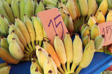 成熟的香蕉是美味的街头食品