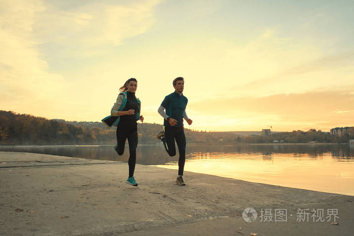 穿着运动服的年轻男女, 一起跑步.户外运动训练人员