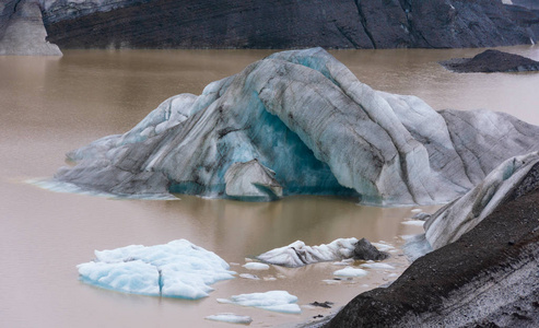 蓝色冰在暗藏的 Svinafellsjokull 冰川泻湖在巨大的 Vatnajokull 冰川的胳膊在南冰岛