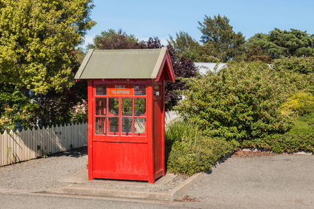 在公共花园的老式红色电话亭