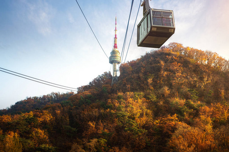 缆车和首尔塔与秋天自然和日落天空背景, 汉城, 韩国