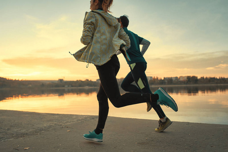 穿着运动服的年轻男女, 一起跑步.户外运动训练人员照片