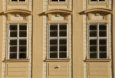 经典的 windows 和布拉格城堡的建筑立面