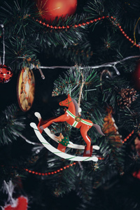 圣诞装饰特写, 新年内部细节, 圣诞树, 树枝上的球, 玩具, 蜡烛, 袜子