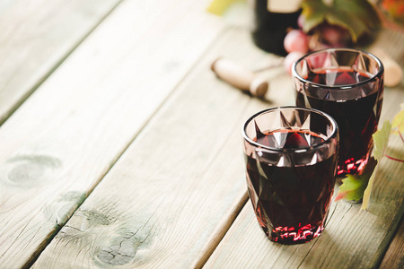 红酒成分。红酒杯, 酒瓶, 葡萄和叶子在质朴的背景。文本空间