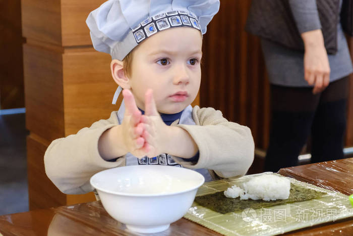 烹调, 准备传统寿司卷。这个男孩打扮得像个厨师。