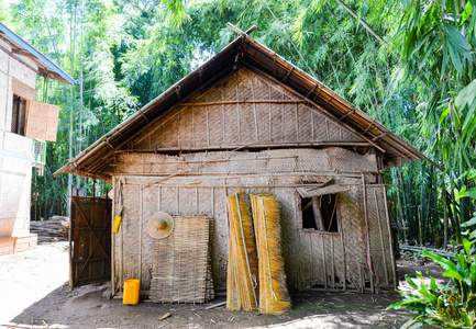典型的乡村景观,在缅甸与传统竹楼和深蓝色的天空照片
