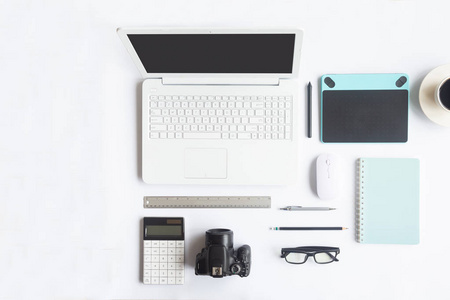 白色办公桌办公室与笔记本电脑, 智能手机和其他工作用品与咖啡杯。具有复制空间的顶部视图, 用于输入文本。桌面上的设计器工作区平面