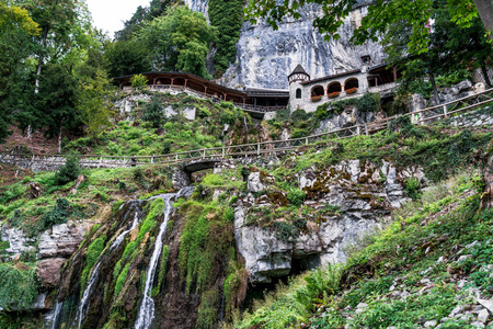 圣轩洞穴和瀑布以上的 Thunersee, Sundlauenen 在瑞士