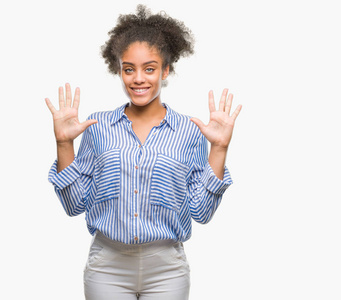 年轻的美国黑人妇女在孤立的背景显示和指向手指数十, 而微笑着自信和快乐