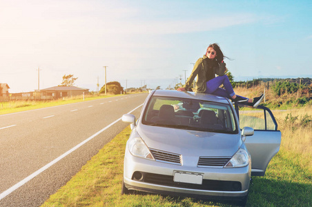 美女坐在车顶上图片