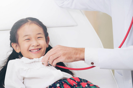 这孩子很高兴, 不怕医生.医疗儿童保健概念照片