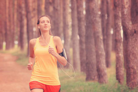 正在运行的女人。在公园慢跑的女跑步者。女孩在户外训练。在森林小径上锻炼。健康, 健身, 健康的生活方式。运动, 有氧运动, 锻炼