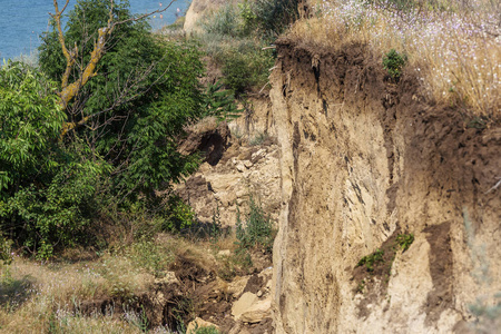 山体滑坡坡脚下筑坝人的致命危险摄影图