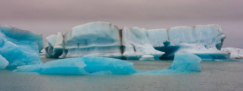 在南冰岛巨大的 Vatnajokull 冰川的手臂上著名的 Jokulsarlon 冰川泻湖上的蓝色冰