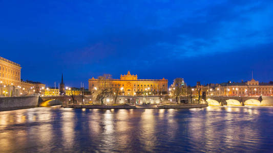 瑞典议会大厦和 Riksplan 在 Helgeandsholmen, 斯德哥尔摩, 瑞典, 欧洲的夜景