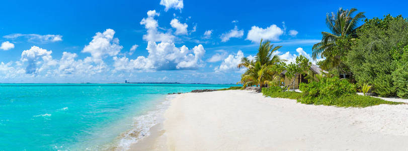 夏季日马尔代夫热带海滩全景