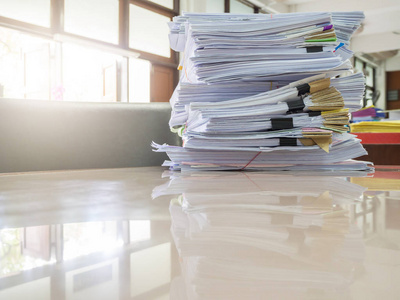 经营理念, 未完成的文件在办公室桌上,堆堆的商务用纸照片