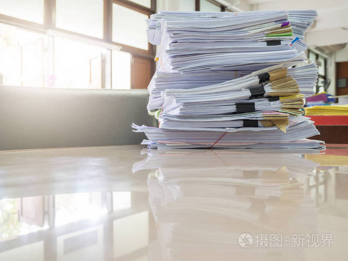 经营理念, 未完成的文件在办公室桌上,堆堆的商务用纸