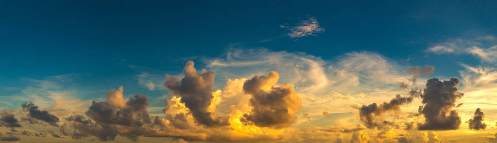 美丽的日落全景在马尔代夫海岛在夏天晚上