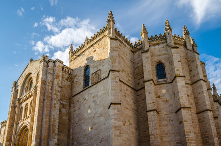 西班牙萨莫拉卡斯蒂利亚和莱昂罗马式大教堂的景色