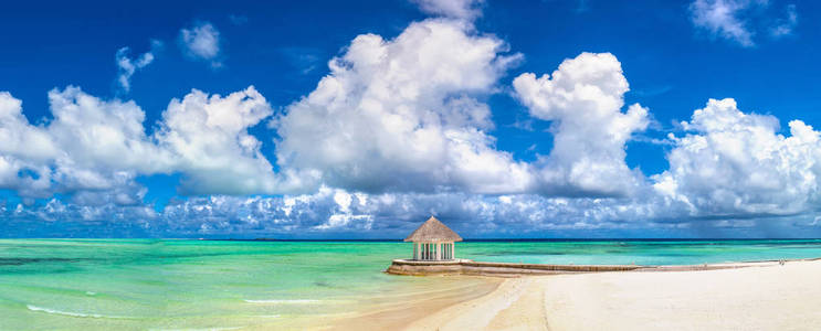 夏季马尔代夫热带海滩水上别墅 平房 全景