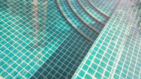 美丽的绿色游泳池