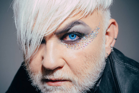 异国情调的嬉皮士男子与时尚发型.希普斯特时尚风格.