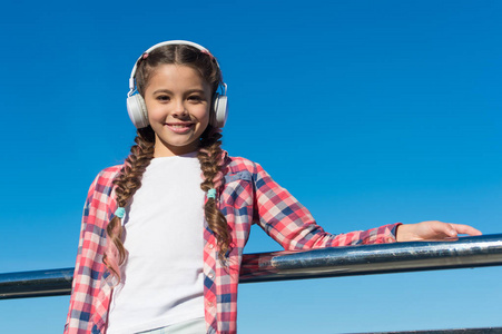 孩子们的耳机测试和排名最好到最差。享受声音。让你的孩子高兴与最好的评价儿童耳机现在可用。女孩听音乐户外与现代耳机
