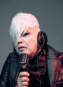 嬉皮士男子与时尚发型.男性化妆造型照片