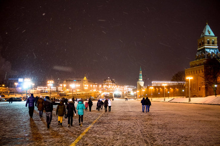 俄罗斯莫斯科2016年1月7日 圣诞节当天的瓦西里耶夫斯基斜坡 瓦西列夫斯基斯普斯沃士 广场