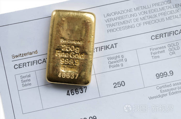 在证书的背景上铸造重达克的金条照片 正版商用图片0tg9oi 摄图新视界 在证书的背景上铸造重达克的金条照片 正版商用图片0tg9oi 摄图新视界
