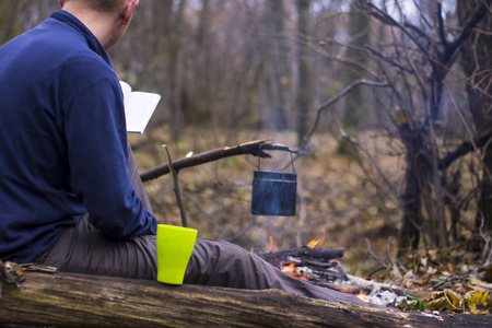 游客在安静的秋林里看书喝茶