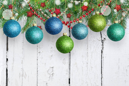 圣诞节装饰在木背景。圣诞球