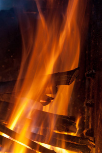 燃烧的木柴在壁炉里关闭
