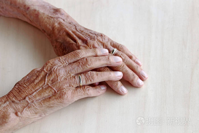 老太婆的手放在桌子上.有血管的老太婆的手